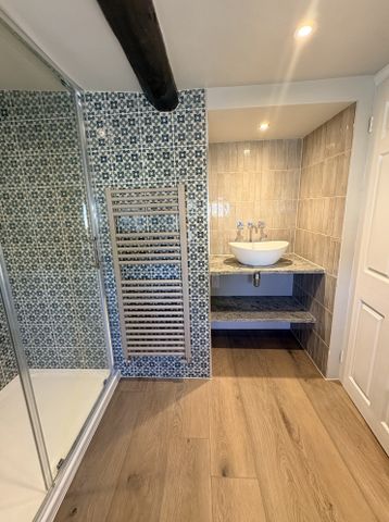 Beautiful top floor apartment to rent in Yew Tree House - Photo 4