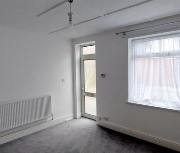 2 bedroom Semi-detached house to rent - Photo 6