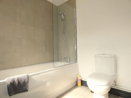 1 bedroom in a house share to rent - Photo 1