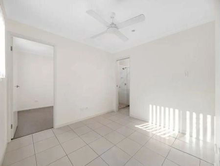 “Townhouse style Living” - Photo 3