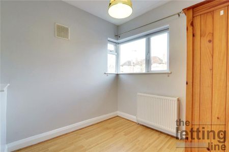 4 bedroom semi-detached house to rent - Photo 5