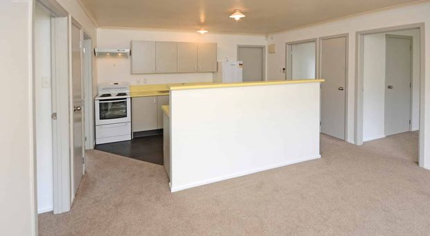 Close to shops and transport - Photo 1