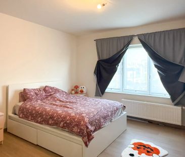 Centraal gelegen appartement met twee slaapkamers, terras en autost... - Foto 3