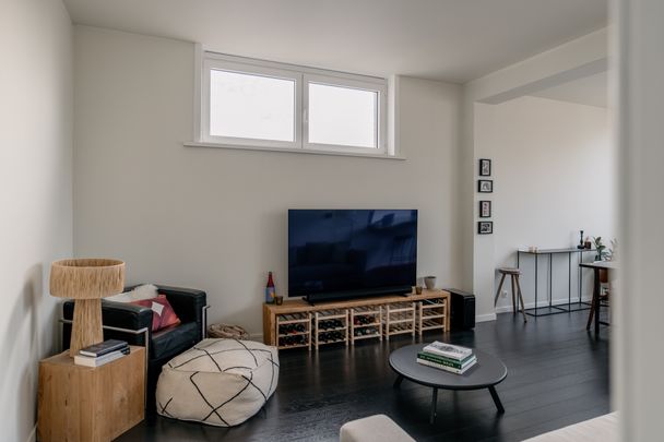 Faça’de (Fr.), v. (-s), facelift (Eng.), facies (Lat.), v. 1 gelaat, gezichtsuitdrukking. Appartemtent met 2 slaapkamers in gebouw met één van de opvallendste gevels in Antwerpen - Photo 1