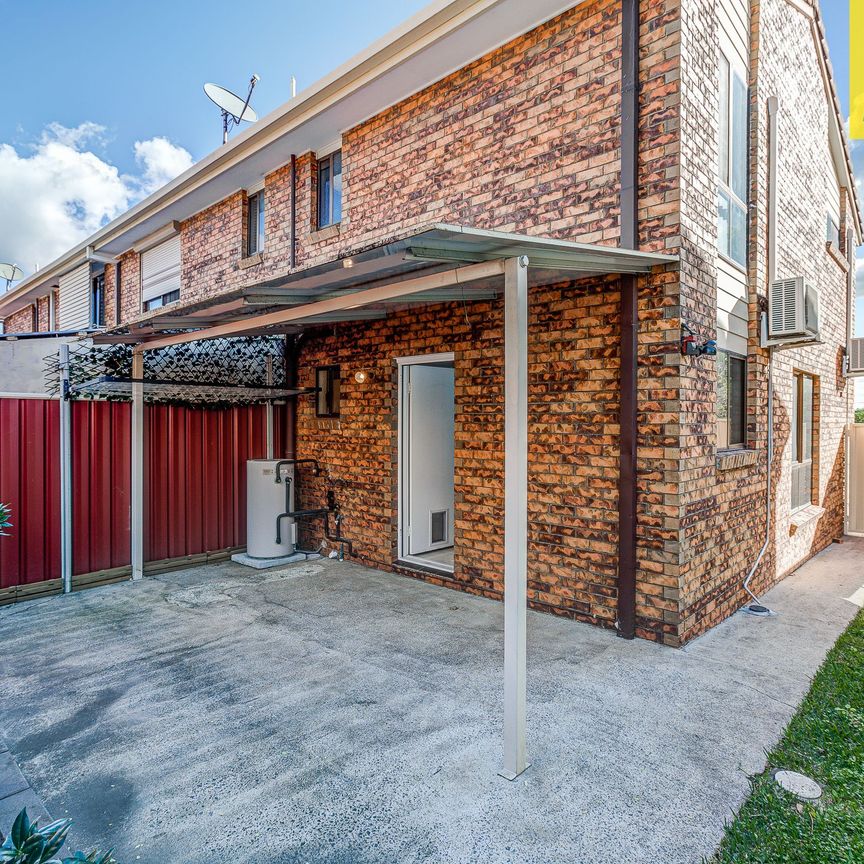 Spacious 2-Bedroom Townhouse in Prime Location - Photo 1