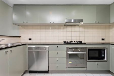 Large 2 Bedroom + Large lounge and dining in Regency Tower - Photo 2