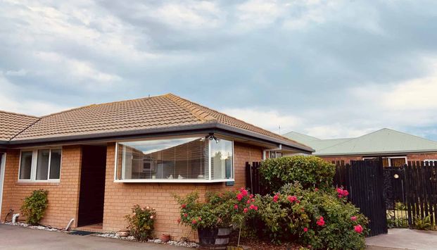 Fully Furnished Immaculate Rear Townhouse! - Photo 1