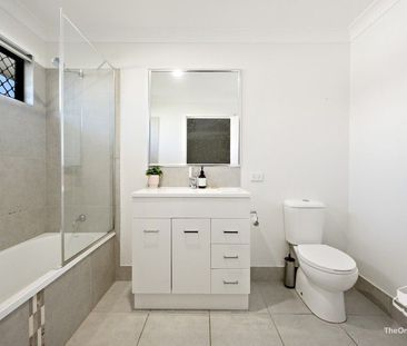 Pristine modern 3 bedroom townhouse - Photo 4