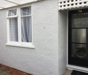 Sunny, Warm, 1 B/R S/C Flat in KEW -great views!! - Photo 3