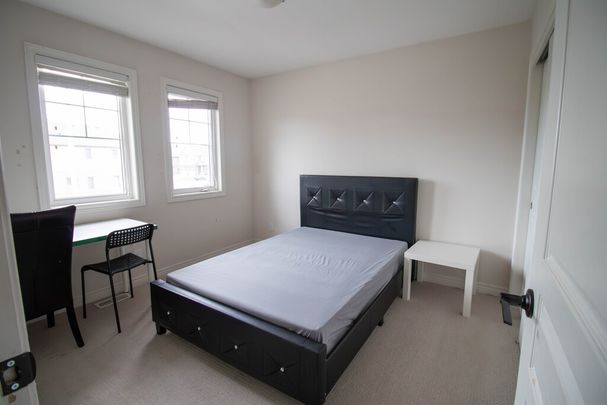 **ALL INCLUSIVE** STUDENTS ROOM FOR RENT IN A STUNNING HOUSE!! - Photo 1