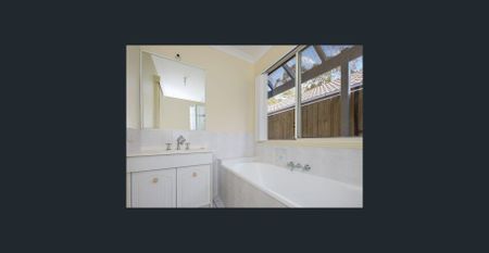 Spacious low-set 5 bed Home in a quiet street - Photo 5