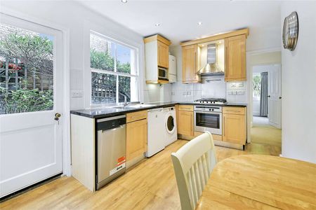 Lovely two bedroom ground floor garden flat ideally located for Fulham Broadway - Photo 2