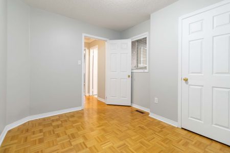 For Lease - 2466 Newcastle Crescent, Oakville, Ontario - Photo 4