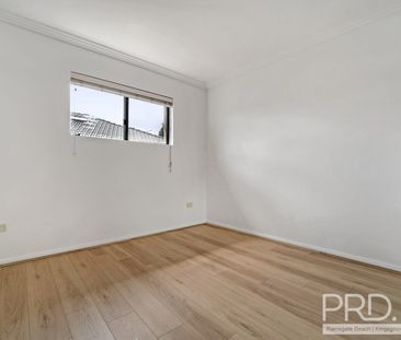 MODERN TRI-LEVEL (2) TWO BEDROOM TOWNHOUSE IN A PRIME LOCATION - Photo 4