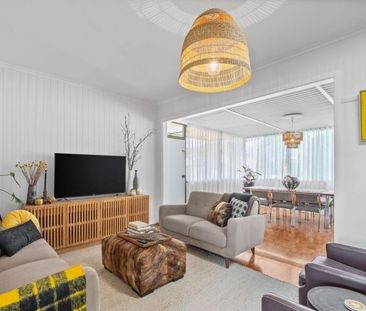 Beautifully refurbished three bedroom home in ideal location - Photo 1