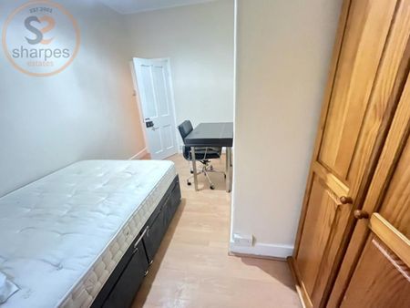3 bedroom flat to rent - Photo 3