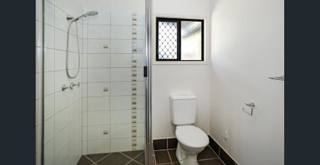 Edmonton home with side access and pool - Photo 5