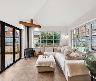 A beautifully renovated five bedroom detached home, offering a true... - Photo 1