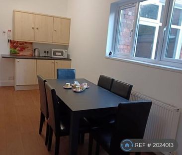 6 bedroom semi-detached house to rent - Photo 2