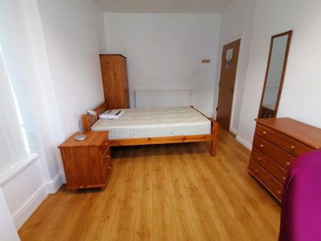 4 bedroom semi-detached house to rent - Photo 2