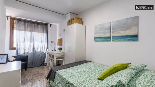 Room for rent in 5 bedroom apartment in Benicalap - Photo 1