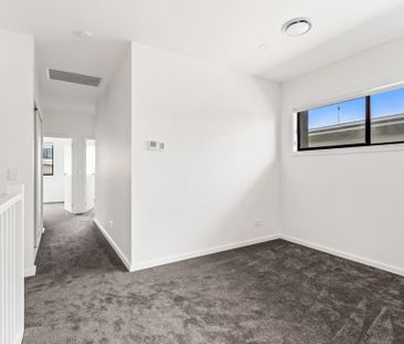 Near New 4 Bedroom Townhouse - Photo 2