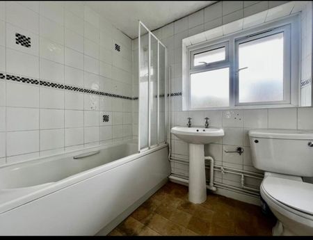 3 Bed Flat, Wellow Close, SO18 - Photo 2