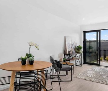 Sunny 3BR Townhouse - Photo 2