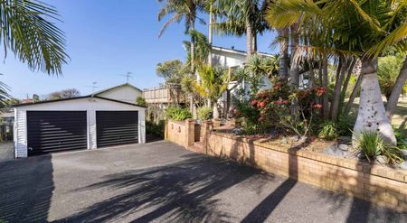3-Bed Family Home in Massey - Photo 4