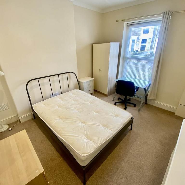3 bedroom flat to rent - Photo 1