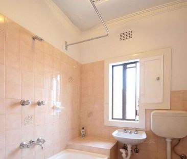 OVERSIZED ONE BEDROOM APARTMENT WITH SUNROOM! 6 MONTH LEASE ONLY. - Photo 1