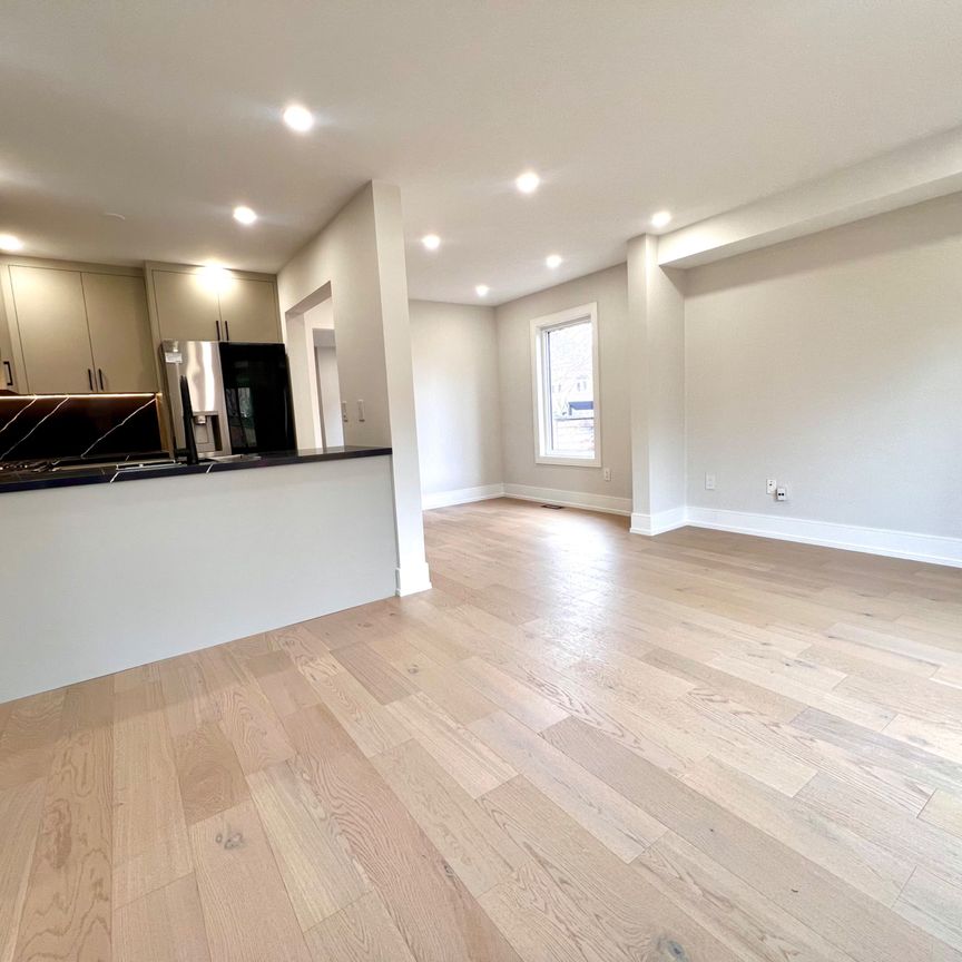 For Lease - 100 Woodroof Crescent, Aurora, Ontario - Photo 1