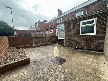 2 bedroom end of terrace house to rent - Photo 2