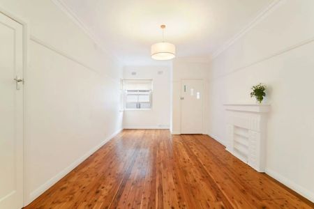 Freshly renovated 2 bedroom garden apartment - Photo 2