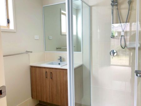 Air Conditioned Bright and Breezy Family Home! - Photo 5