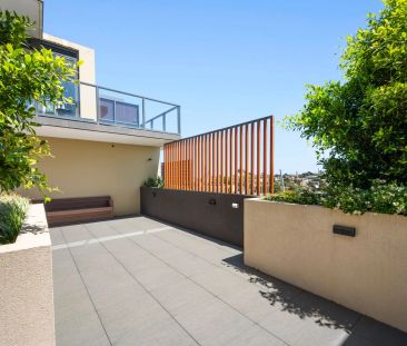 Skyline Serenity: Your Contemporary Oasis - Photo 1