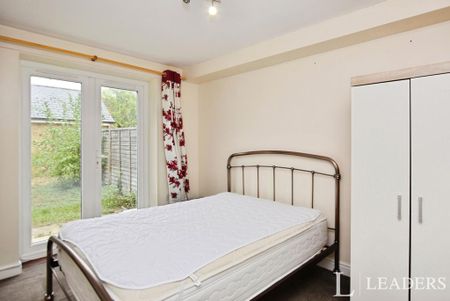 1 bedroom in a house share to rent - Photo 2