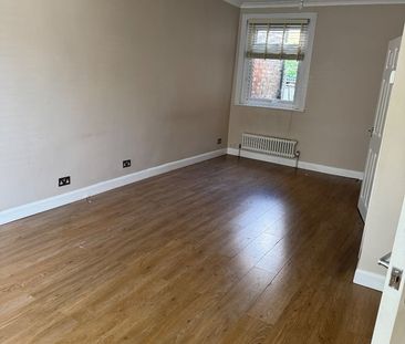 4 Bed Terraced House, Highworth Road, N11 - Photo 2