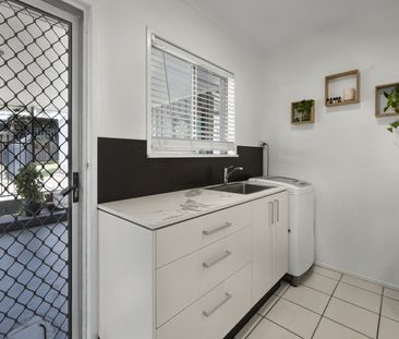 Brick home with huge entertainment area and pool - Photo 4