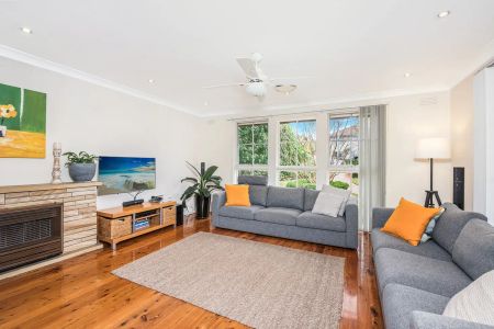 “Beautifully Renovated Family Home with spacious garden” - Photo 3