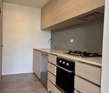Stylish and Convenient 1 Bedroom Apartment in Clayton South - Photo 2