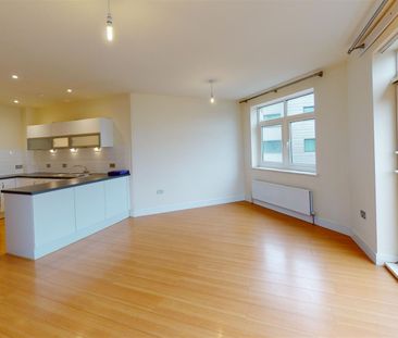 Goldsworth Road, Woking, Surrey, GU21 6JY - Photo 2