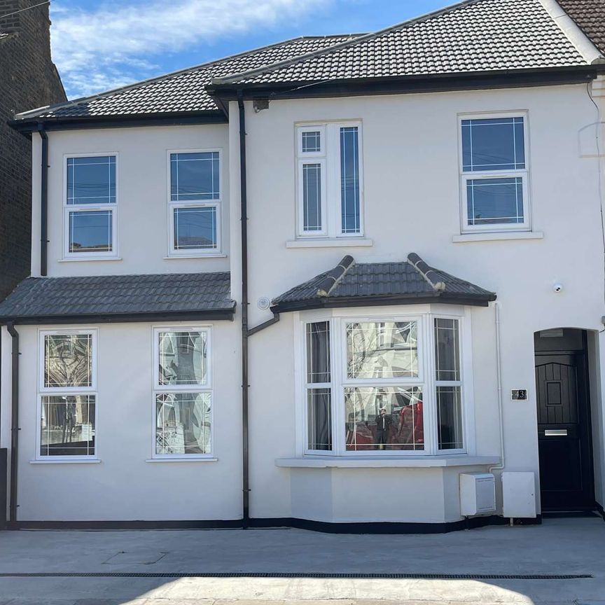 Bright Ensuite double room available close to Elizabeth Line and Heathrow Airport Room D - Photo 1