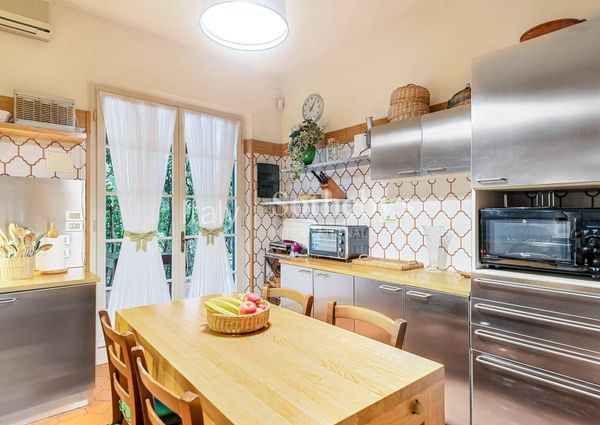 Elegante villa con giardino a due passi dal mare