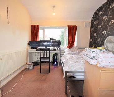 4 bedroom House in St Annes Road, Leeds - Photo 1