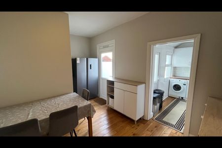 4 Bed Semi-Detached House, Trevelyan Road, SW17 - Photo 3