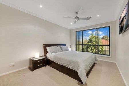 Stylish 3 Bedroom Townhouse in Glenmore Park - Photo 4
