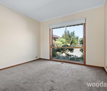 Generous proportions in ideal location - Photo 3