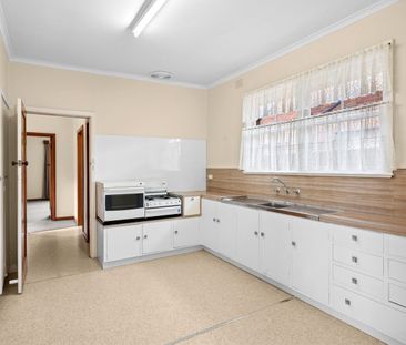 8 Garlick Avenue, Newtown, Vic 3220 - Photo 2