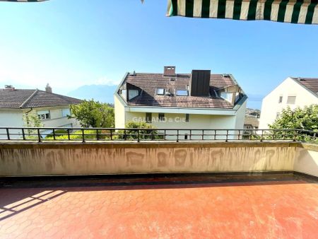 Appartement de 5 pièces au 1er avec balcon et vue sur le lac. - Photo 2